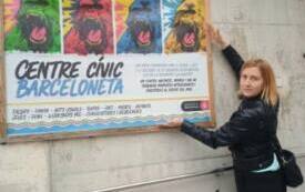 Nauczycielka wskazuje plakat