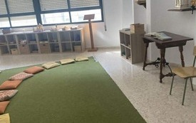 Widok sali do religii, na podłodze leżą poduszki na zielonym dywanie