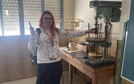 Nauczycielka stoi przy urządzeniu do zajęć technicznych