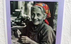 Plakat ze zdjęciem starszej kobiety, związany z projektem szkolnym