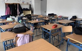Zdjęcie sali lekcyjnej, na stolikach leżą plecaki uczni&oacute;w
