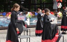 Dziewczynki tańczą pod sceną taniec flamenco