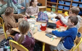Uczniowie tworzą krasnale