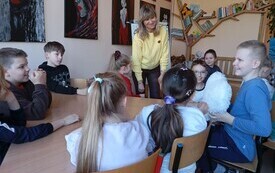 Klasa podczas warsztat&oacute;w w bibliotece