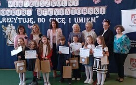 Grupowe zdjęcie z dyplomami