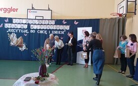 Wręczenie dyplomu przez komisję