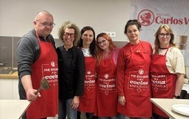 Zdjęcie nauczycielek, przed kt&oacute;rymi stoi patelnia z paellą