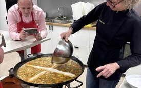 Nauczycielka wsypuje ryż na patelnię