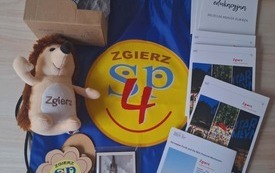 Prezenty dla organizator&oacute;w kursu - maskotka jeża, magnesy miasta Zgierza, ulotki, worek z napisem Zgierz SP4, kubek