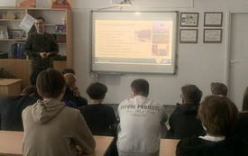 Żołnierz prezentuje film na tablicy multimedialnej