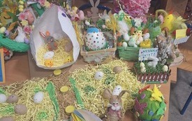 Kilka stroik&oacute;w wielkanocnych ustawionych na ławce