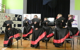 Grupa dziewcząt w strojach w stylu hiszpańskim wykonuje taniec flamenco