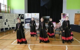 Uczennice przygotowujące się do tańca flamenco