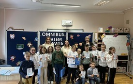 Zdjęcie wszystkich uczni&oacute;w biorących udział w konkursie wraz z organizatorkami