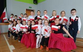 Grupa uczni&oacute;w pozująca do zdjęcia