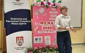 Uczennica w galowym stroju recytuje wiersz
