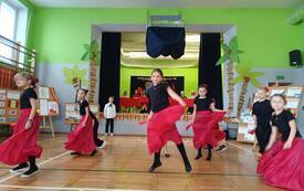 Uczennice podczas tańca flamenco