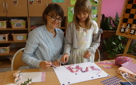 Uczennica z mamą wykonują pracę plastyczną "Portret rodziny"