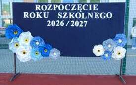 Tablica z napisem "Rozpoczęcie roku szkolnego 2026/2027"