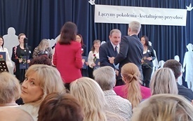 Dyrektor szkoły odbierający nagrodę