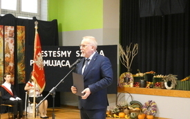 Wicekurator oświaty przemawiający na środku sali