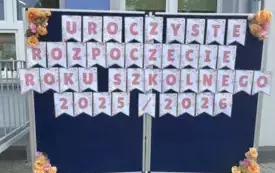 Napis na tablicy - UROCZYSTE ROZPOCZĘCIE ROKU SZKOLNEGO 2025/2026