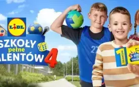 Na zdjęciu plakat Lidla, na kt&oacute;rym widać dw&oacute;ch chłopc&oacute;w i dziewczynkę