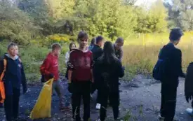 Grupa uczni&oacute;w podczas zbierania śmieci