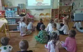Dzieci oglądają film na tablicy multimedialnej