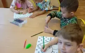 Grupa dzieci pracuje przy stoliku