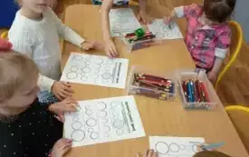 Grupa dzieci pracuje przy stoliku