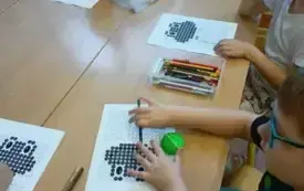 Grupa dzieci pracuje przy stoliku