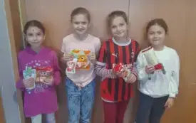 Cztery uczennice prezentują nagrody w konkursie kaligraficznym