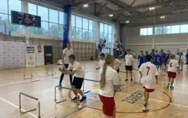 Uczniowie wykonują konkurencję sportową