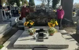 Zdjęcie zostało zrobione na cmentarzu przy ulicy Piotra Skargi w Zgierzu. Uczennice Szkoły Podstawowej nr 4 stoją przy grobie Jana Niepokoja patrona szkoły.