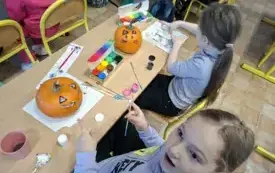 Uczennice malują dynie