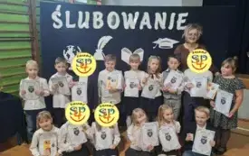 Uczniowie wraz z wychowawczynią