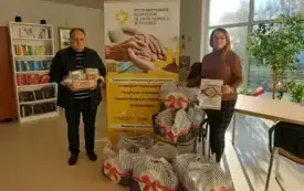 Zdjęcie(a) zostały wykonane w zgierskim hospicjum imienia Jana Pawła II. Na zdjęciu(ach) widzimy&nbsp; przekazanie dar&oacute;w dla podopiecznych hospicjum przez przedstawiciela Szkoły Podstawowej nr 4 w Zgierzu.&nbsp;