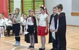 Pięcioro uczni&oacute;w wygłasza tekst przedstawienia