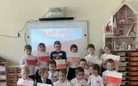 Przedszkolaki trzymają flagi narodowe