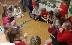 Dzieci przygotowują ozdoby na choinkę