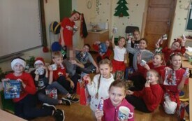 Zdjęcie grupowe klasy 3a z prezentami