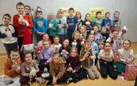 Zdjęcie grupowe z krasnalami klasy 2a i 3a2