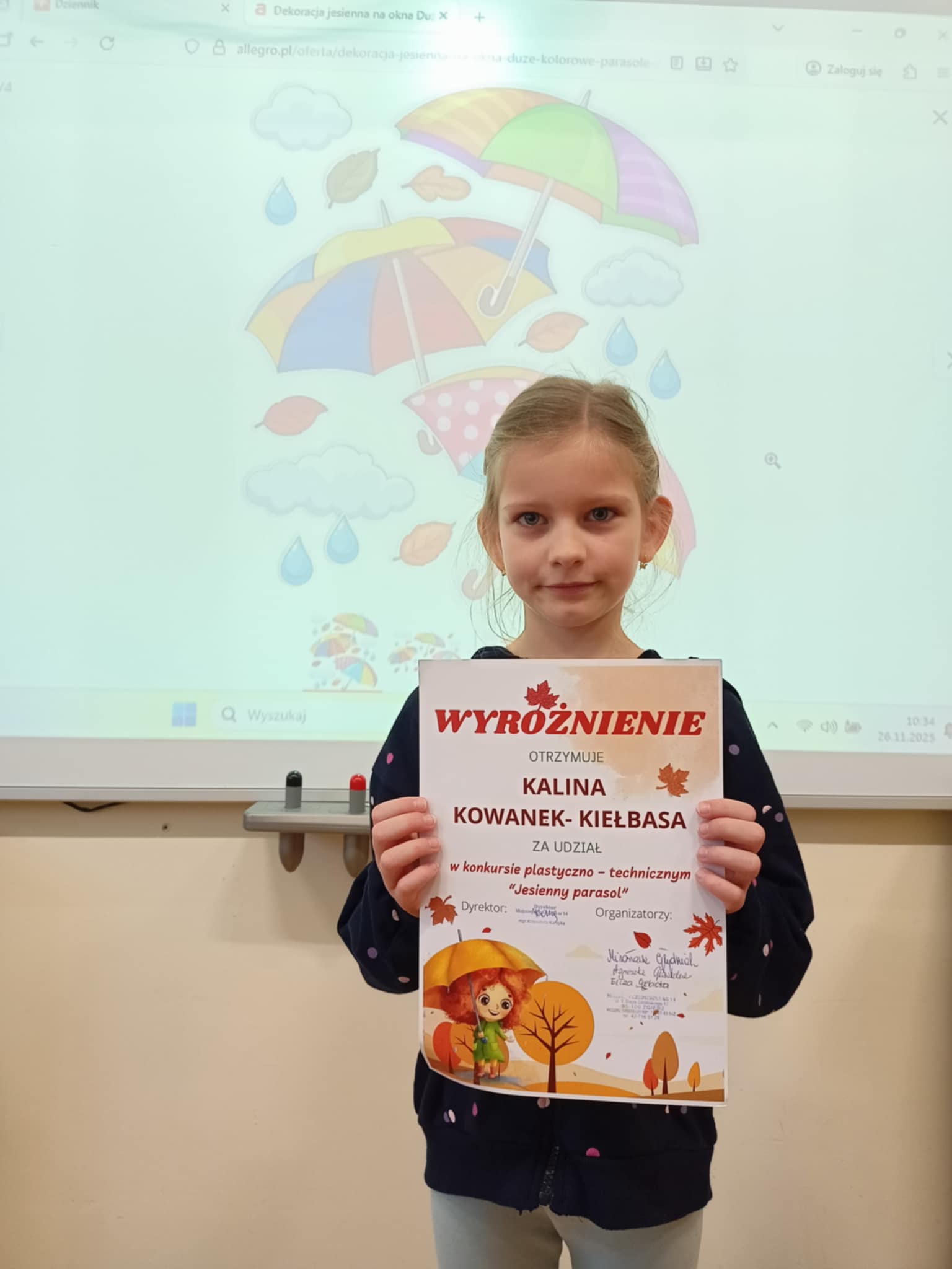 Dziewczynka trzyma w&nbsp;rękach dyplom