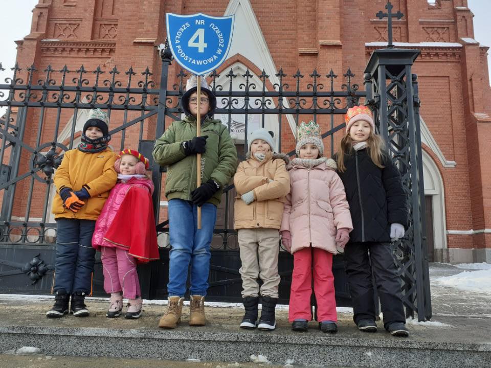 Pierwsze zdjęcie zostało zrobione przed kościołem św. Katarzyny. Na zdjęciu dzieci biorące udział w&nbsp;Orszaku Trzech Kr&oacute;li.