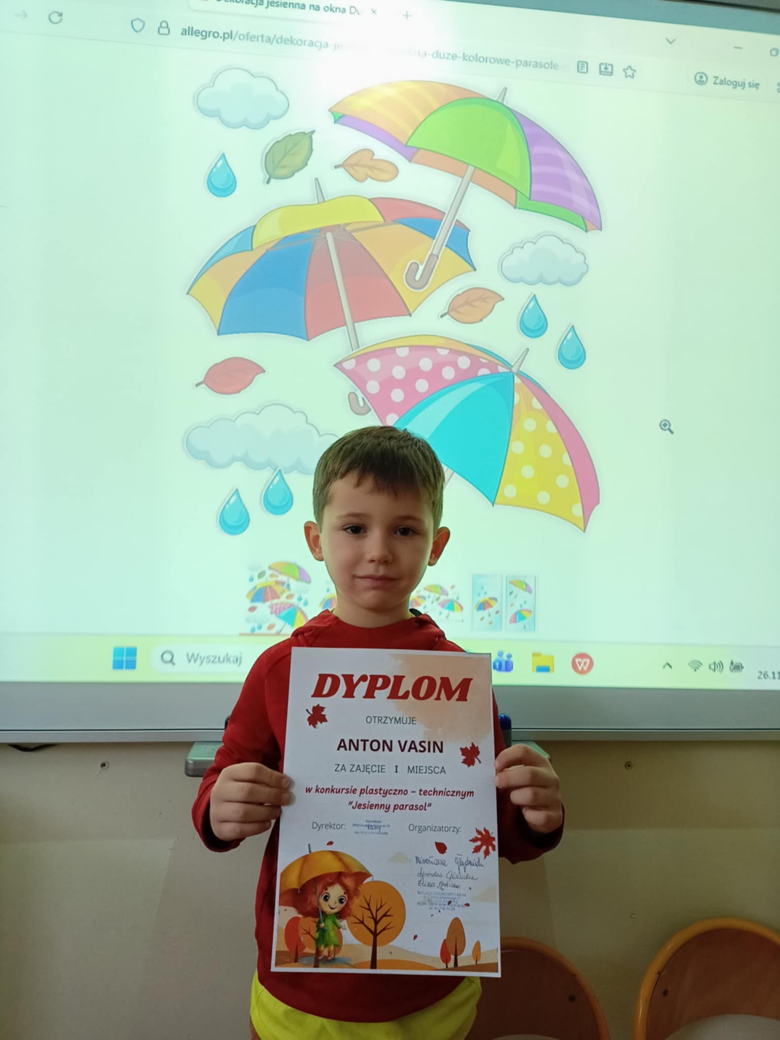 Chłopiec trzyma w&nbsp;rękach dyplom