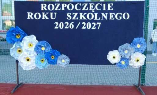 Tablica z napisem - UROCZYSTE ROZPOCZĘCIE ROKU SZKOLNEGO 2026/2027