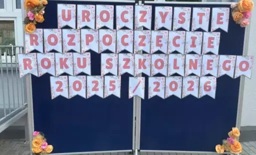 Tablica z napisem - UROCZYSTE ROZPOCZĘCIE ROKU SZKOLNEGO 2025/2026