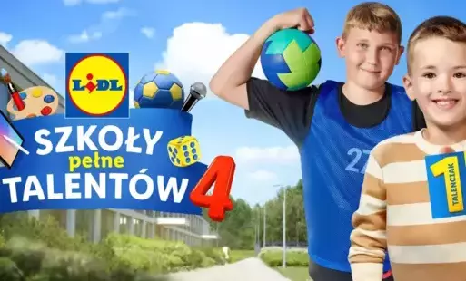 Na zdjęciu plakat Lidla, na którym widać dwóch chłopców