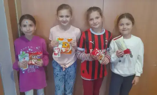 Cztery uczennice prezentują nagrody w konkursie kaligraficznym